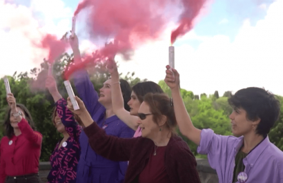 La fumata rosa desafía al Cónclave y clama por la igualdad de la mujer en la Iglesia Católica