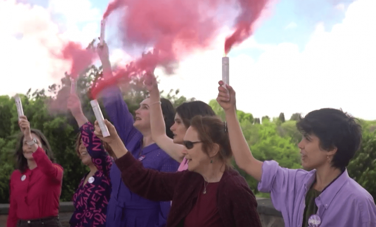 La fumata rosa desafía al Cónclave y clama por la igualdad de la mujer en la Iglesia Católica