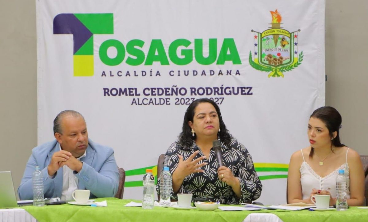 La gobernadora de Manabí, Aurora Valle, encabezó la reunión junto con el alcalde Romel Cedeño.