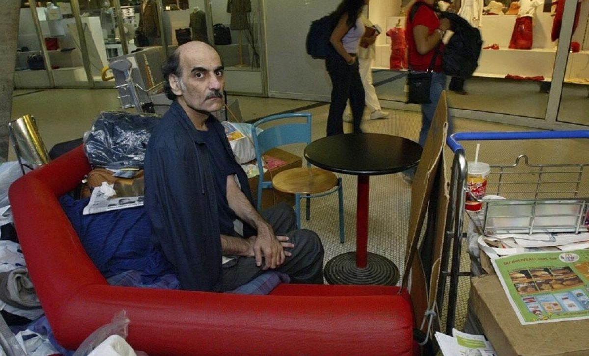 La historia de Mehran Karimi Nasseri, un iraní que vivió 18 años en el aeropuerto Charles de Gaulle de París, inspiró a que se filmara una película.
