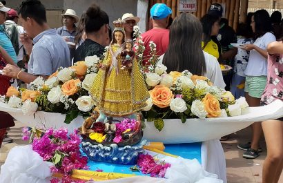 La imagen de la Virgen de la Caridad, que fue hallada en Cuba flotando en el mar en 1612. Ahora volvió a cruzar aguas para hacerse parte del alma manabita.