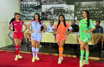 La indumentaria que presentó 11 de Mayo con la que jugará el torneo de ascenso.