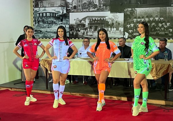 La indumentaria que presentó 11 de Mayo con la que jugará el torneo de ascenso.