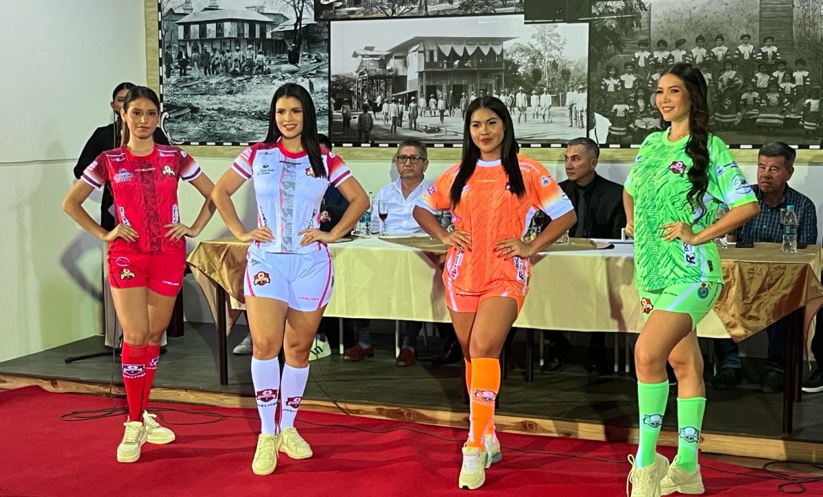 La indumentaria que presentó 11 de Mayo con la que jugará el torneo de ascenso.