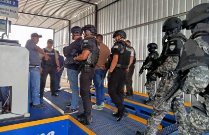 La intervención de la Policía Nacional a la Agencia de Tránsito de Manta.