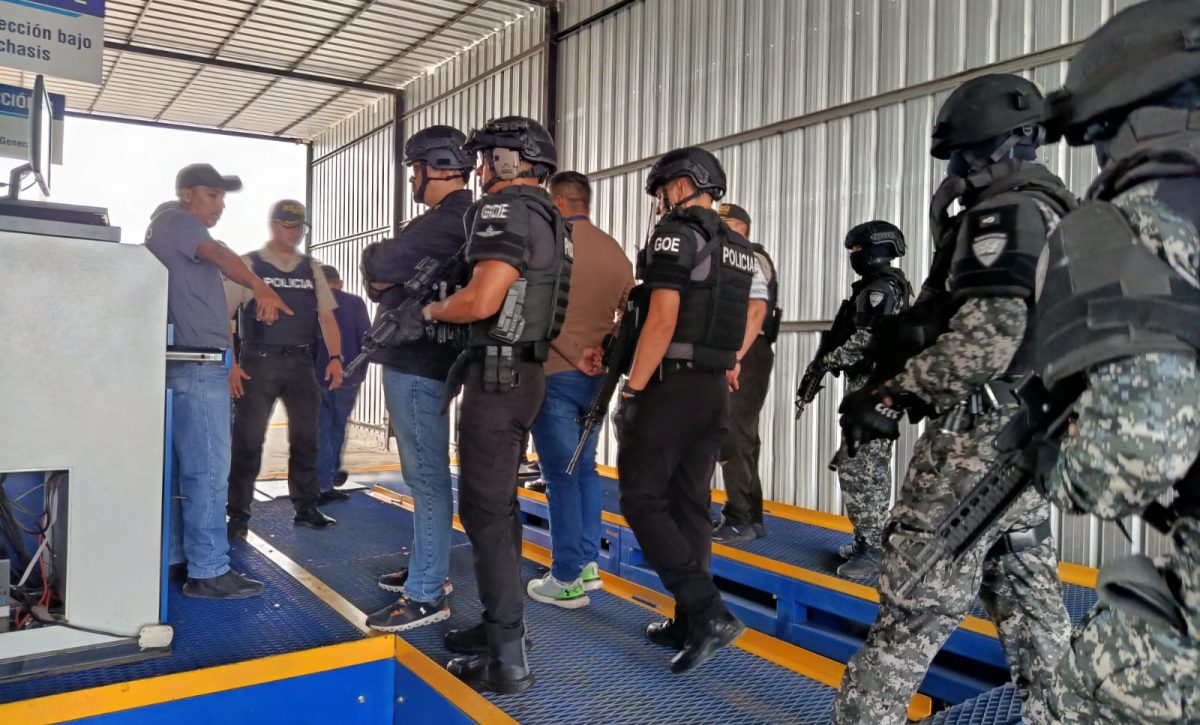La intervención de la Policía Nacional a la Agencia de Tránsito de Manta.
