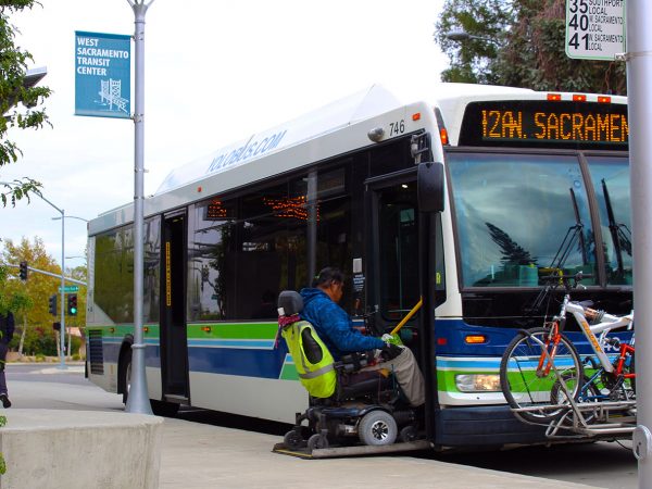 La mayoría de los buses en EE.UU. cuentan con aire acondicionado, accesos para personas con discapacidad, y otras facilidades.