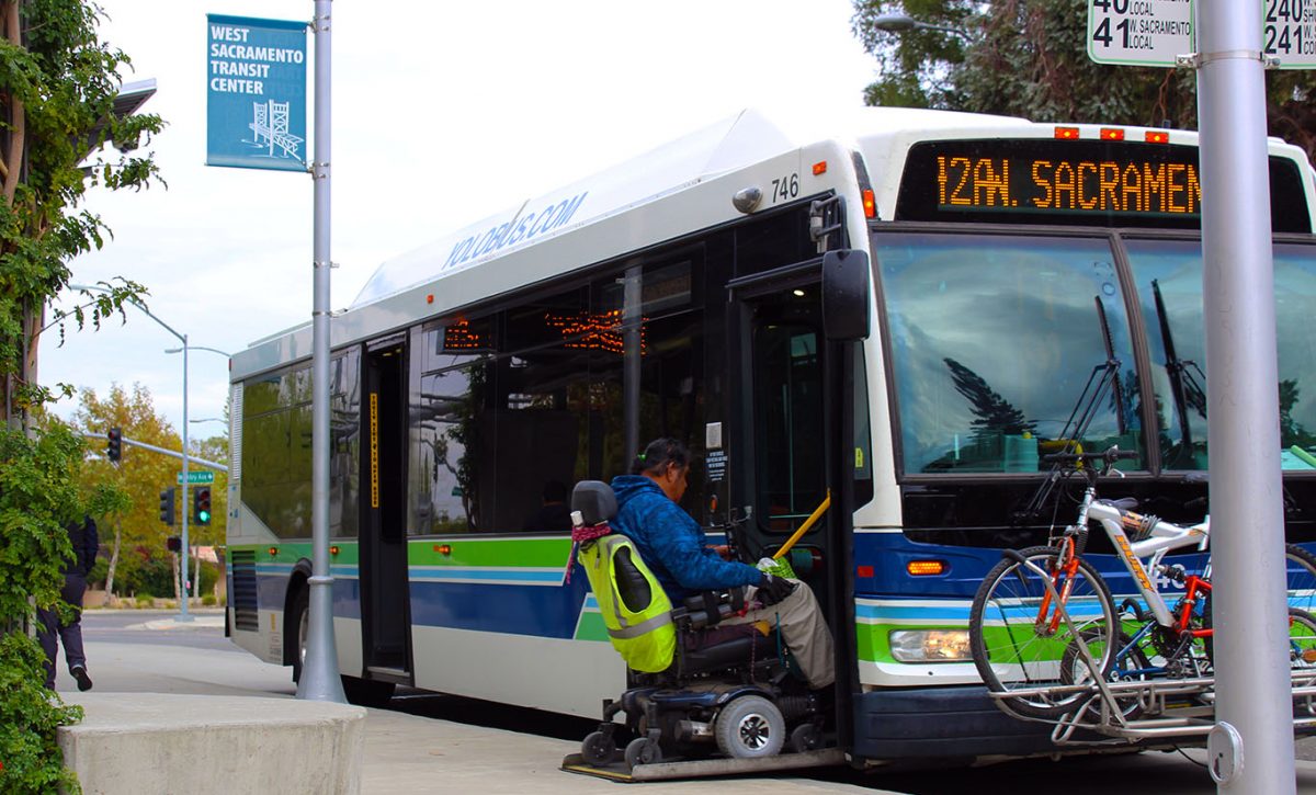 La mayoría de los buses en EE.UU. cuentan con aire acondicionado, accesos para personas con discapacidad, y otras facilidades.