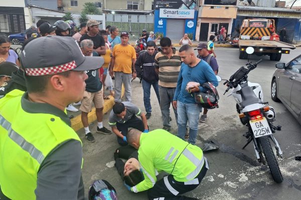 La mujer de nacionalidad extranjera fue auxiliada por paramédicos quienes la trasladaron a un hospital.