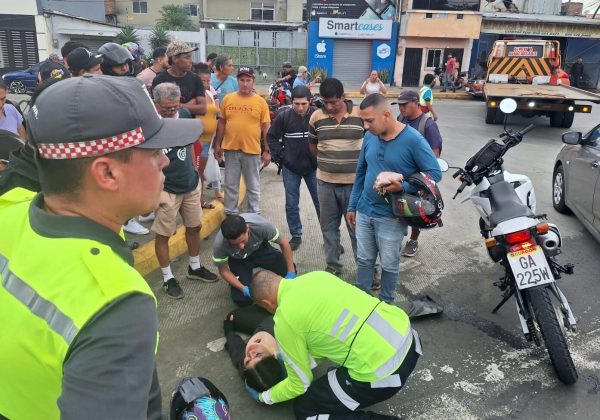 La mujer de nacionalidad extranjera fue auxiliada por paramédicos quienes la trasladaron a un hospital.