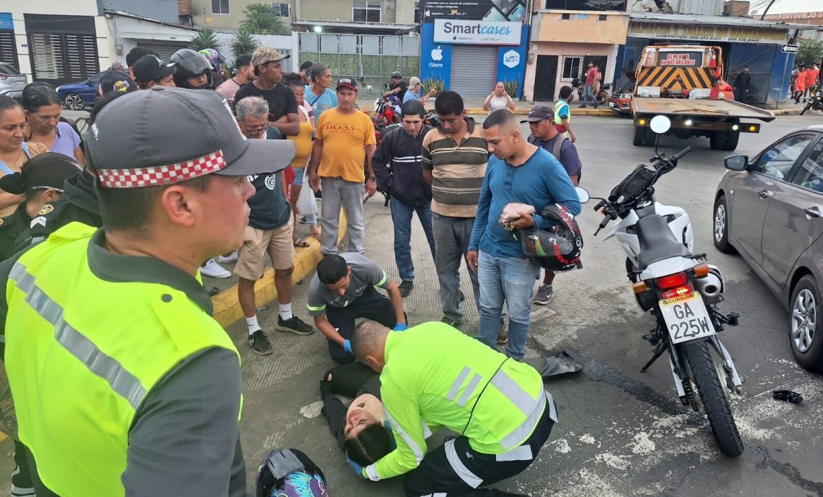 La mujer de nacionalidad extranjera fue auxiliada por paramédicos quienes la trasladaron a un hospital.