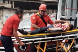 La mujer herida tuvo que ser trasladada a una casa de salud para descartar lesiones.