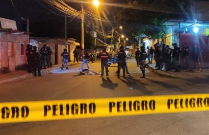 La noche del domingo 27 de abril, un bautizo en la ciudadela 20 de Mayo, en Manta, terminó en tragedia tras un ataque armado.