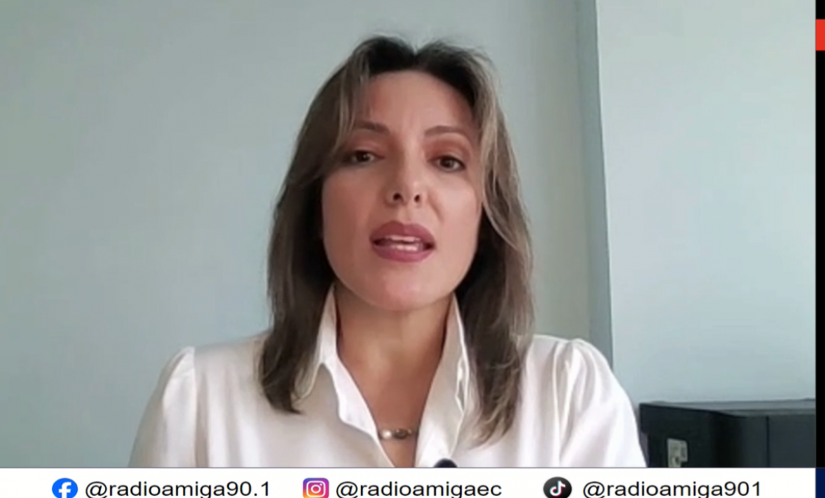La notaria Verónica Sabando explicó que esta resolución busca precautelar y proteger a los menores de edad frente a riesgos como la migración irregular y la trata de personas.