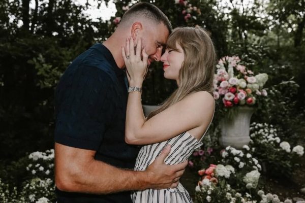 La pareja se comprometió oficialmente, tras dos años de relación.