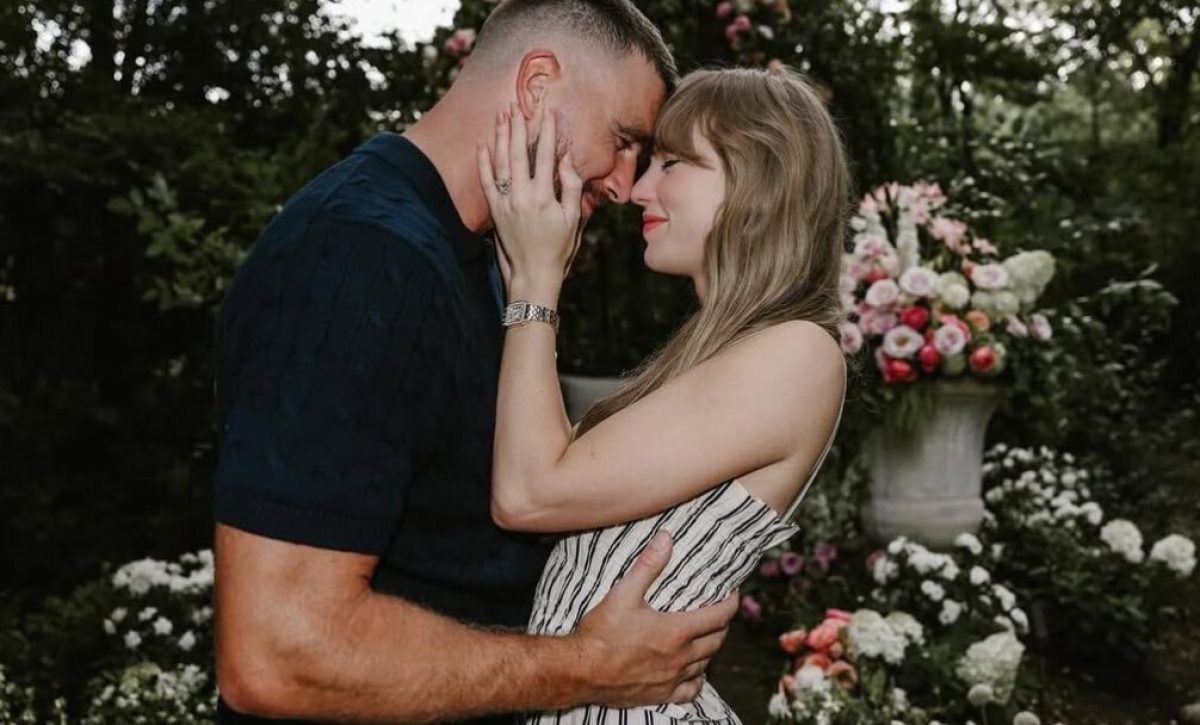 La pareja se comprometió oficialmente, tras dos años de relación.