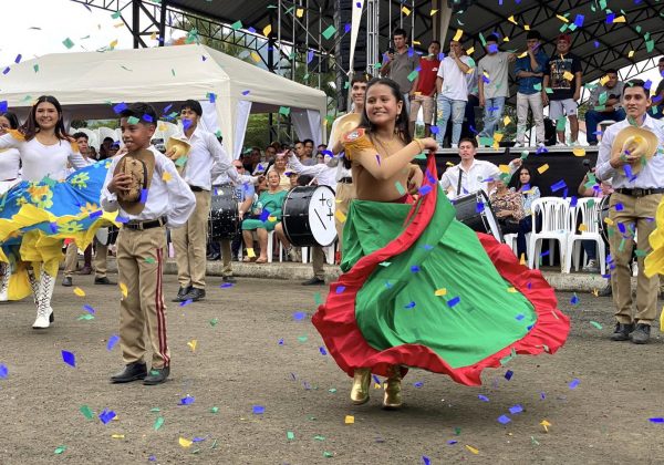 La parroquia Quiroga conmemoró su aniversario 69 con eventos que unieron a la comunidad en un ambiente de alegría y tradición