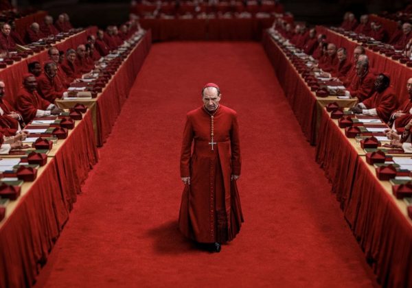 La película 'Cónclave' desnuda el secreto proceso de elección del nuevo papa