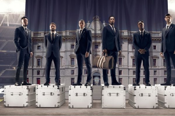 Los jugadores del Real Madrid lucen los trajes de la marca francesa Louis Vuitton.