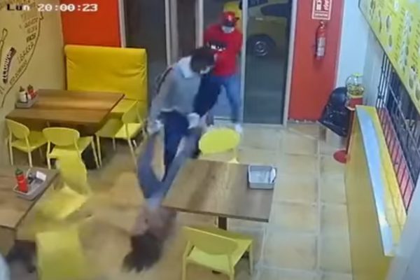 La propietaria de un asadero de pollos fue secuestrada por varios hombres armados la noche del lunes 16 de junio de 2025 en Daule