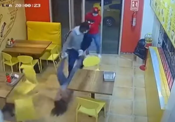 La propietaria de un asadero de pollos fue secuestrada por varios hombres armados la noche del lunes 16 de junio de 2025 en Daule