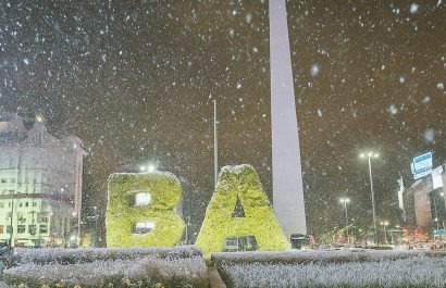 La provincia de Buenos Aires, en Argentina, amaneció cubierta de nieve este lunes 23 de junio, un fenómeno climático inusual