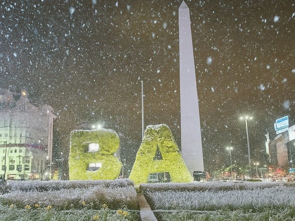 La provincia de Buenos Aires, en Argentina, amaneció cubierta de nieve este lunes 23 de junio, un fenómeno climático inusual