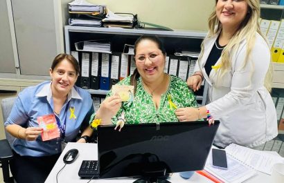 La psicóloga Anie Guerrero coloca lazos amarillos a personal del Verdi Cevallos Balda por el Día de la Prevención del Suicidio.
