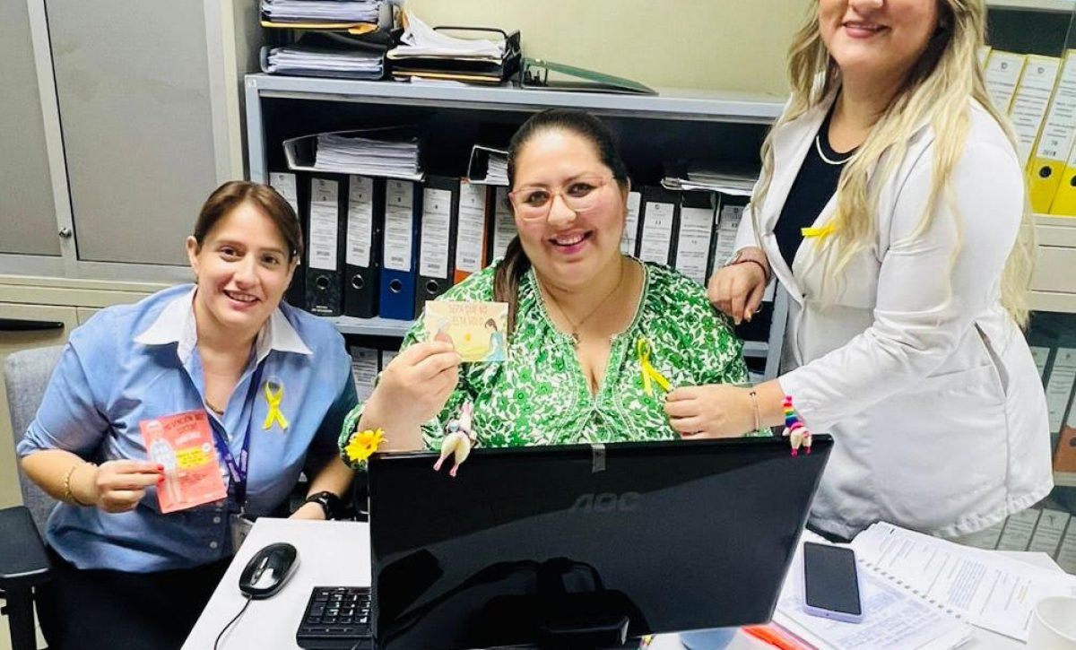 La psicóloga Anie Guerrero coloca lazos amarillos a personal del Verdi Cevallos Balda por el Día de la Prevención del Suicidio.