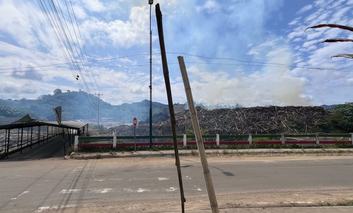 La quema de palizada acumulada en el puente El Cady, en la parroquia Colón de Portoviejo, provincia de Manabí,