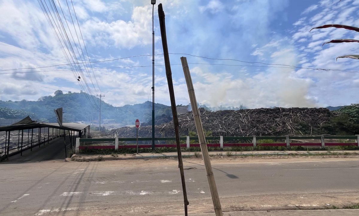 La quema de palizada acumulada en el puente El Cady, en la parroquia Colón de Portoviejo, provincia de Manabí,