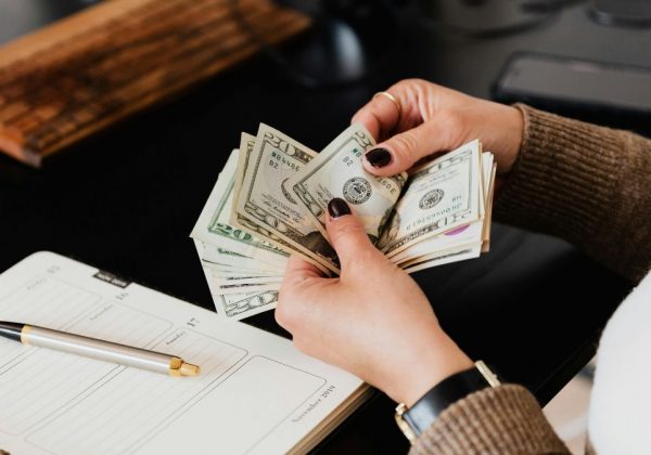 La recaudación tributaria y las ventas crecieron en Ecuador durante el primer cuatrimestre del 2025, según datos del SRI. (Pexels).