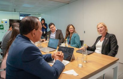 La reunión entre Inka Mattila, representante del PNUD en Ecuador, y el alcalde de Portoviejo, Javier Pincay.