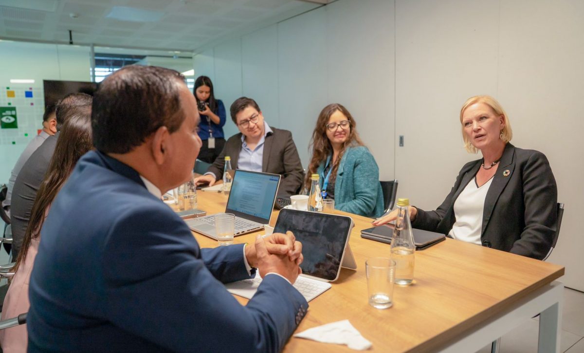 La reunión entre Inka Mattila, representante del PNUD en Ecuador, y el alcalde de Portoviejo, Javier Pincay.