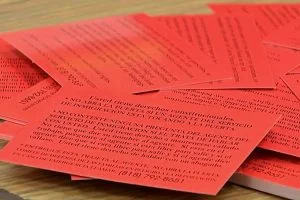 La tarjeta roja permite a los migrantes invocar su derecho a guardar silencio y exigir un abogado frente a agentes de inmigración.