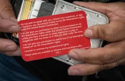 La “tarjeta roja” se ha convertido en un recurso clave para que migrantes, incluidos ecuatorianos, hagan valer su derecho a guardar silencio