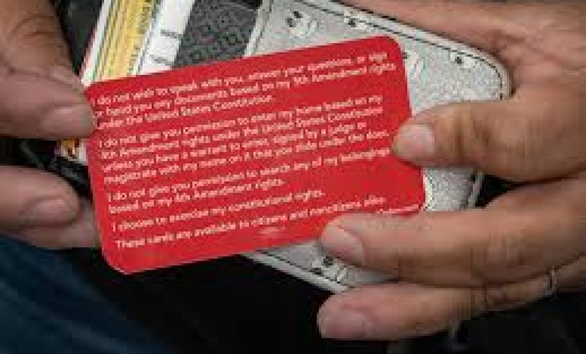 La “tarjeta roja” se ha convertido en un recurso clave para que migrantes, incluidos ecuatorianos, hagan valer su derecho a guardar silencio