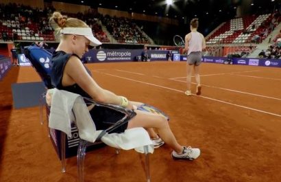 La tenista británica Harriet Dart pidió disculpas públicas tras solicitar que su contrincante use desodorante debido a un mal olor.
