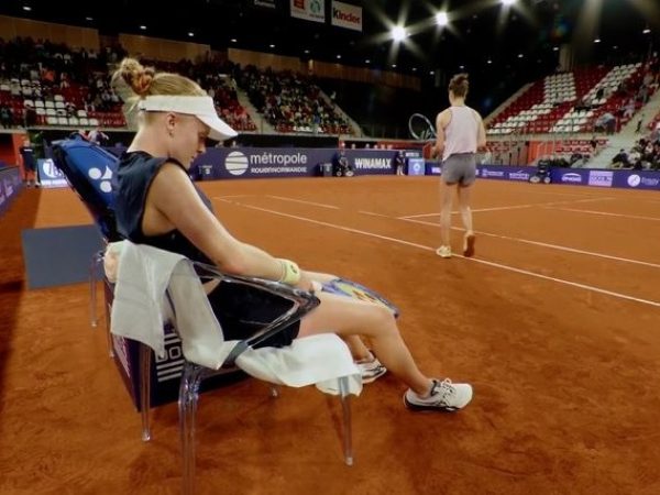 La tenista británica Harriet Dart pidió disculpas públicas tras solicitar que su contrincante use desodorante debido a un mal olor.