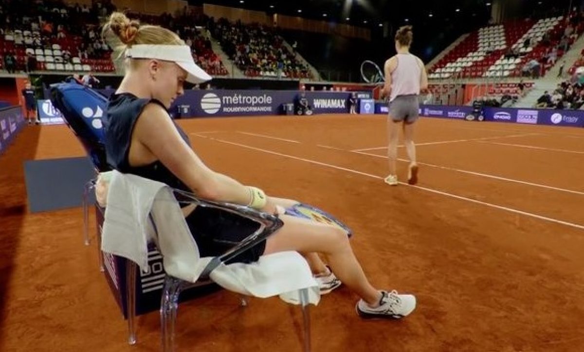 La tenista británica Harriet Dart pidió disculpas públicas tras solicitar que su contrincante use desodorante debido a un mal olor.