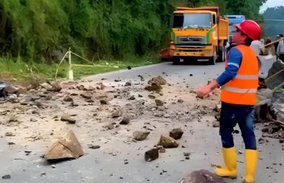 La vía Alóag-Santo Domingo está abierta tras el deslizamiento de rocas, pero continúan los trabajos de estabilización en el km 83.