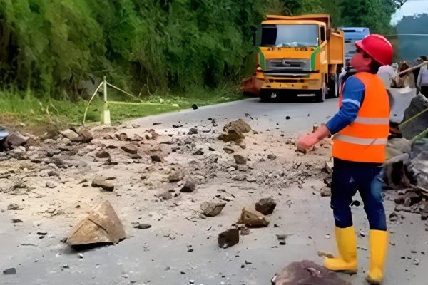 La vía Alóag-Santo Domingo está abierta tras el deslizamiento de rocas, pero continúan los trabajos de estabilización en el km 83.