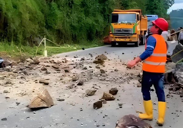 La vía Alóag-Santo Domingo está abierta tras el deslizamiento de rocas, pero continúan los trabajos de estabilización en el km 83.