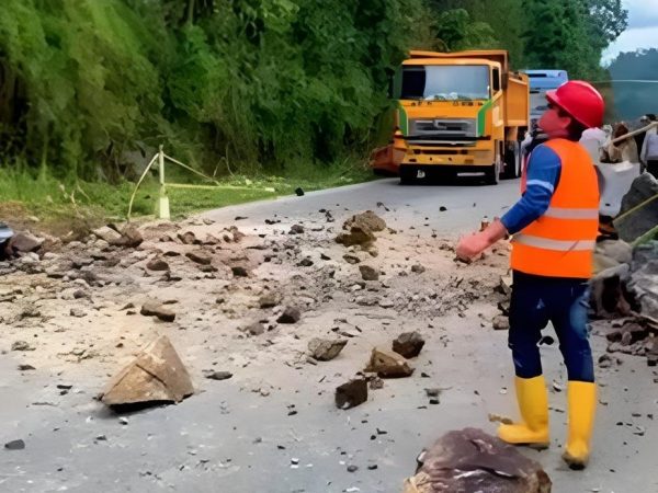 La vía Alóag-Santo Domingo está abierta tras el deslizamiento de rocas, pero continúan los trabajos de estabilización en el km 83.