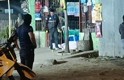 La víctima fue baleada cuando estaba sentada en el portal de una tienda.