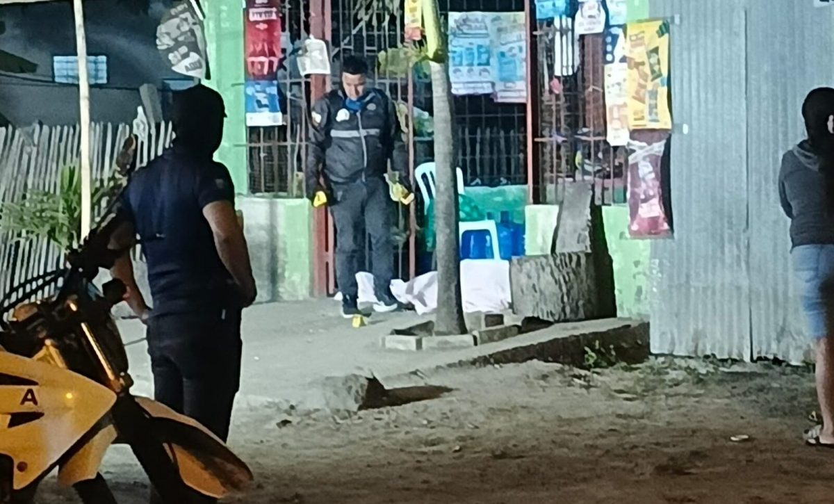 La víctima fue baleada cuando estaba sentada en el portal de una tienda.