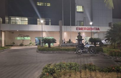 La víctima fue trasladada a una casa de salud en una moto por sus familiares.