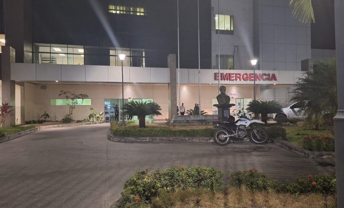 La víctima fue trasladada a una casa de salud en una moto por sus familiares.