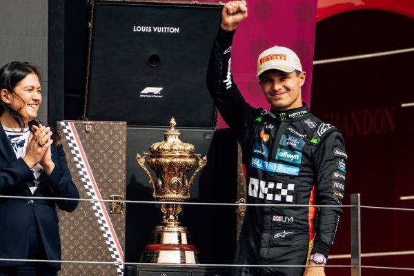 Lando Norris aprovecha penalización de Piastri para ganar el Gran Premio de Gran Bretaña