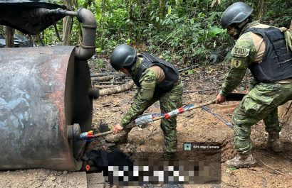 Las Fuerzas Armadas de Ecuador desmantelan otra refinería ilegal de combustible en la frontera con Colombia.